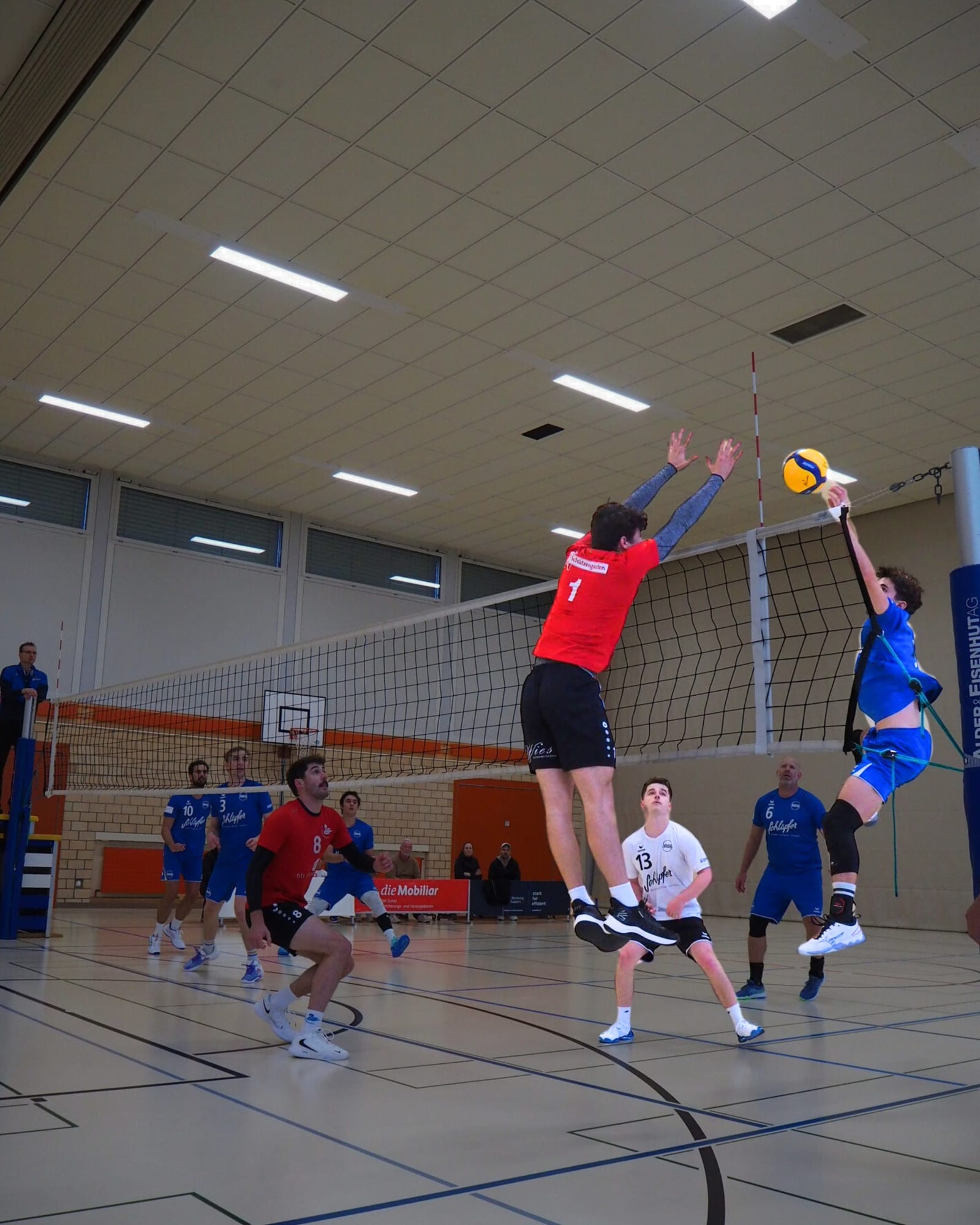 Block am Netz in der Bütschwiler Halle