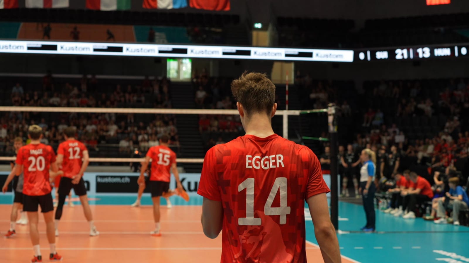 Egger #14 vor dem Scoreboard SUI 21:13 HUN