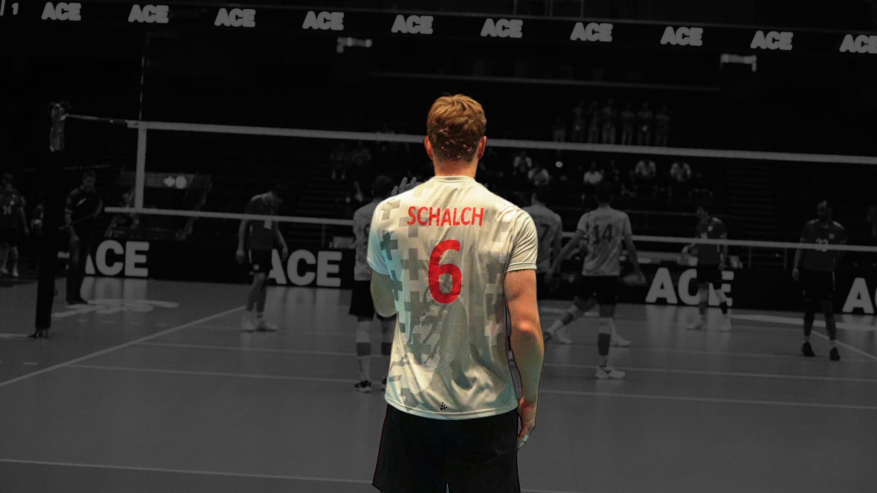 Etienne Schalch #6 vor der ACE-Wand