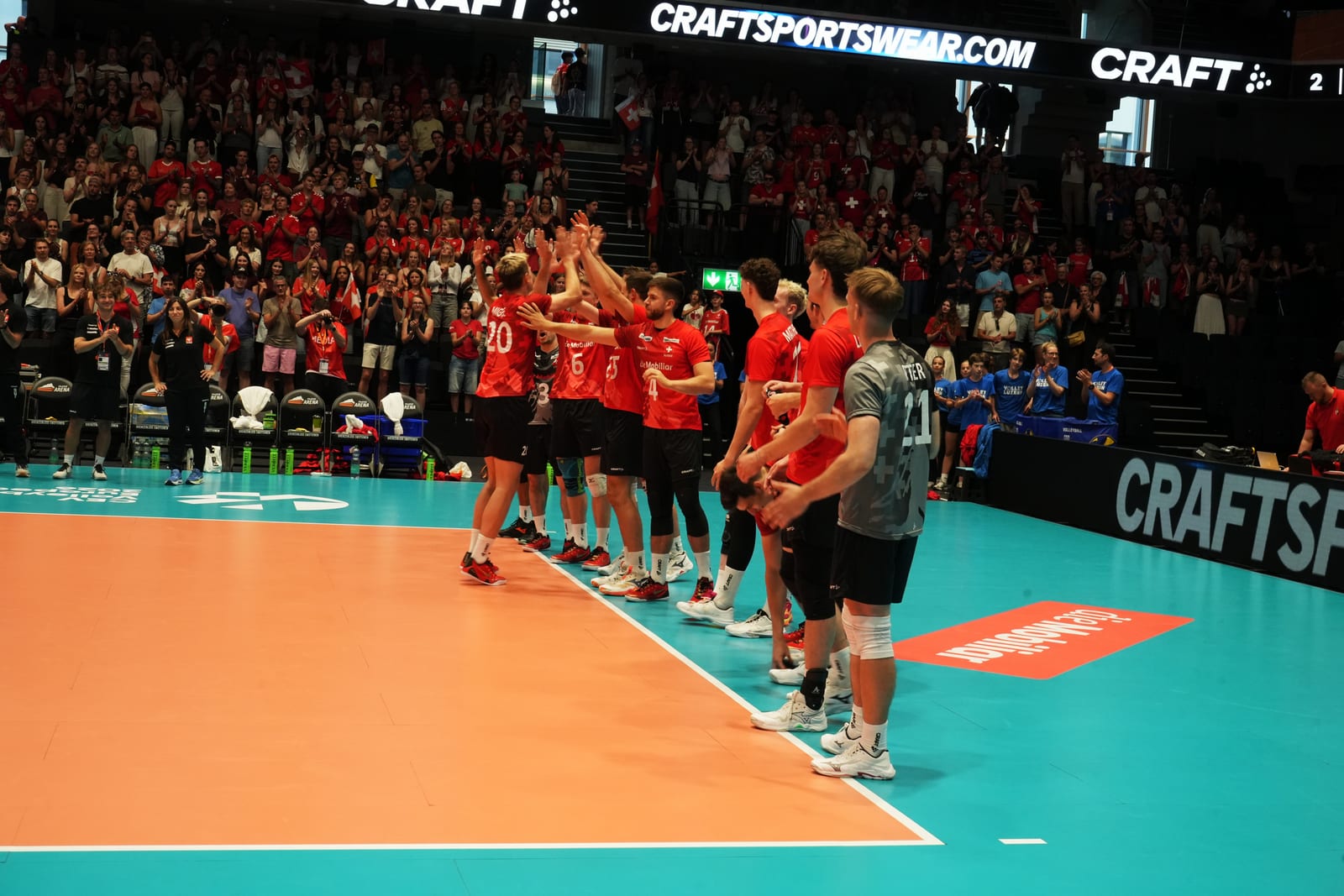 Huddle der Männer vor der Crowd